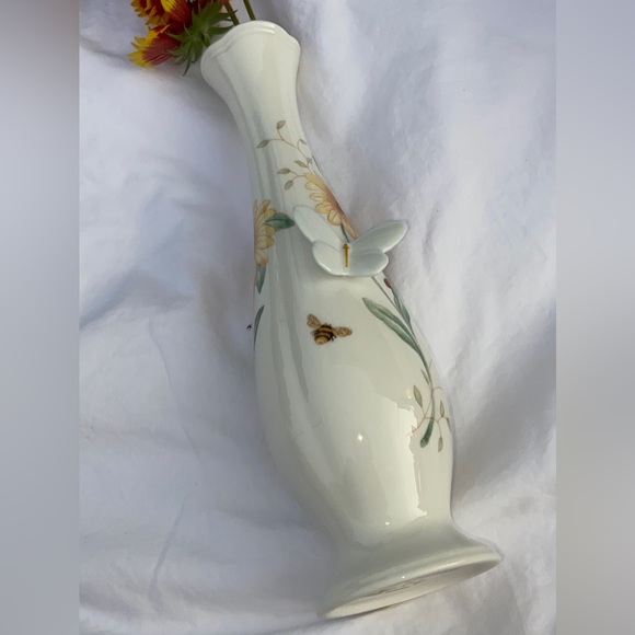 NWOT Elegant Lenox 9”Tall Bud Vase”Butterfly Meadow”(In Pristine Used Condition) - Picture 9 of 16